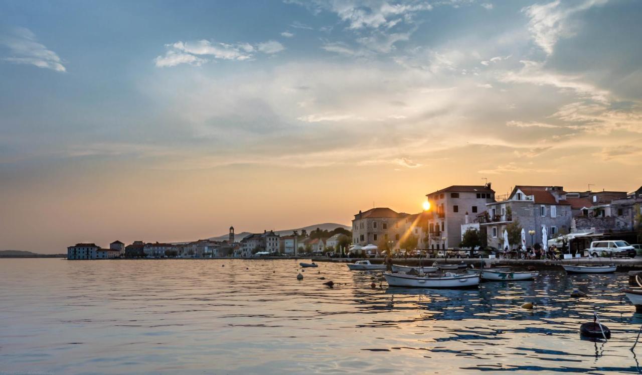 Plum Holiday Home Kastel Stari ภายนอก รูปภาพ